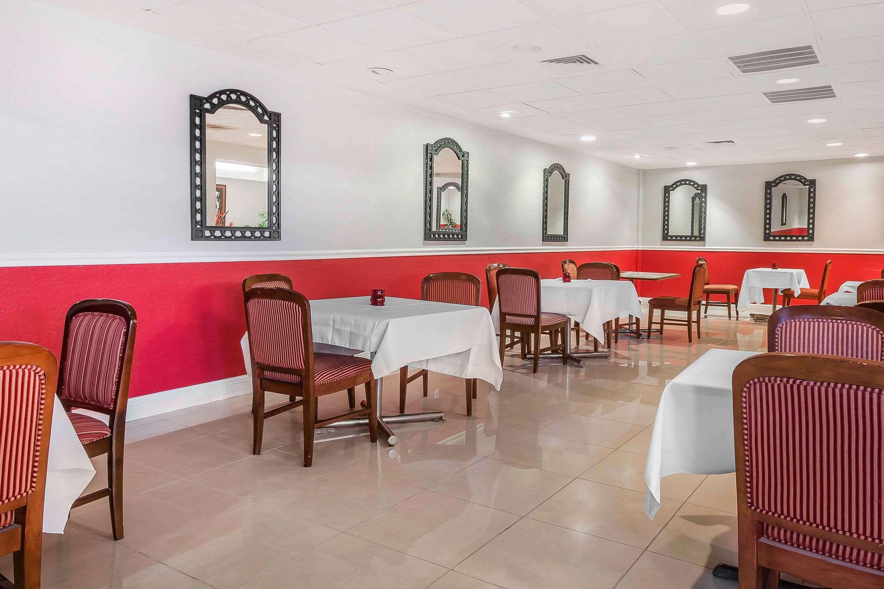 Clarion Hotel Orlando International Airport Exterior photo