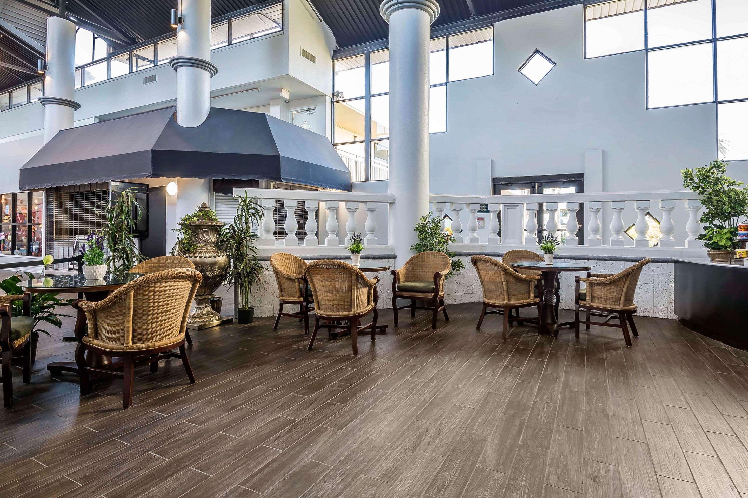 Clarion Hotel Orlando International Airport Exterior photo